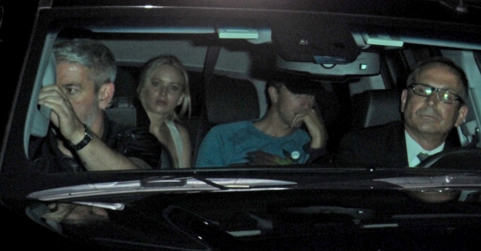 1.jun.2015 - Jennifer Lawrence e Chris Martin foram fotografados chegando juntos ao hotel Chateau Marmont, em Los Angeles