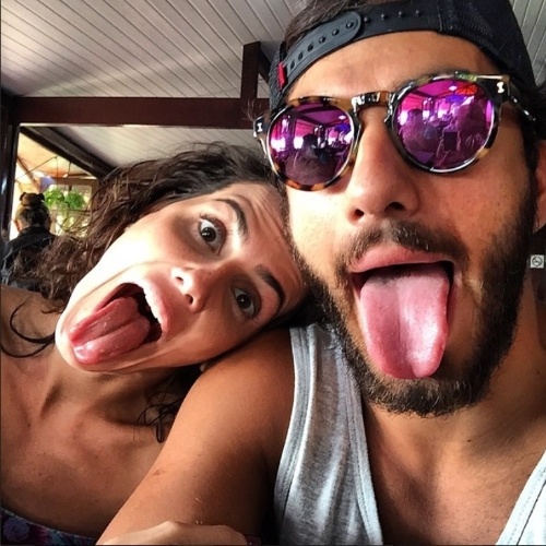 1.jun.2015 - Na manhã desta segunda-feira, o modelo e surfista Hugo Moura postou selfie com Deborah Secco e se declarou para a amada