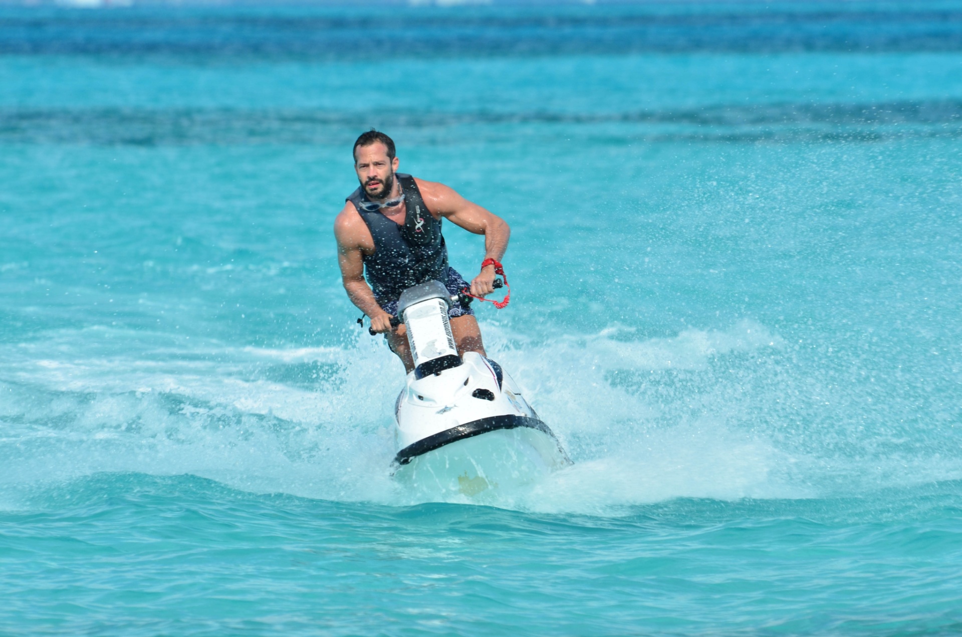 Malvino Salvador aproveitou Cancun para andar de jet-ski - Divulgação