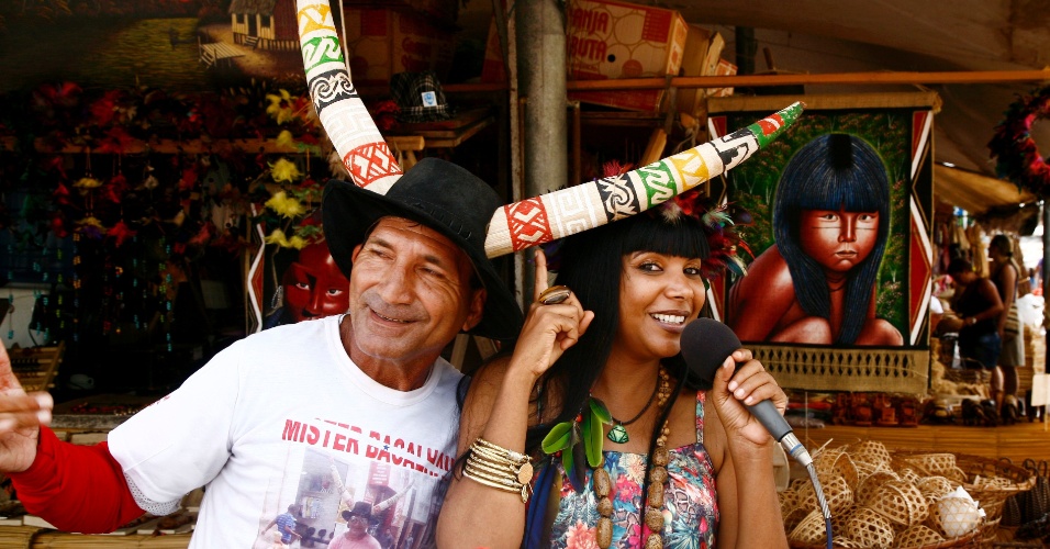 1º.jun.2015 - Gina Lobrista, que canta e vende CDs no Ver-o-Peso, em Belém (PA), leva o acoxadinho para além das fronteiras do Pará