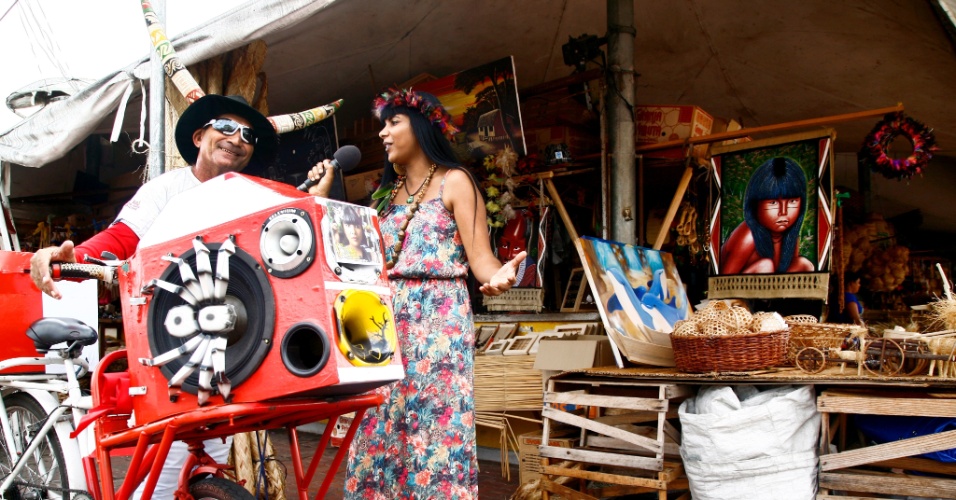 1º.jun.2015 - Gina Lobrista, que canta e vende CDs no Ver-o-Peso, em Belém (PA), leva o acoxadinho para além das fronteiras do Pará