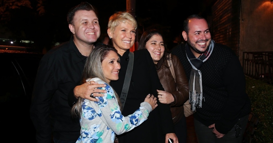 1.jun.2015 - Mesmo sendo tarde da noite, Xuxa Meneghel atende fãs na porta de um restaurante no Itaim Bibi, zona sul de São Paulo, na noite desta segunda-feira. A apresentadora da Record jantou com amigos no local