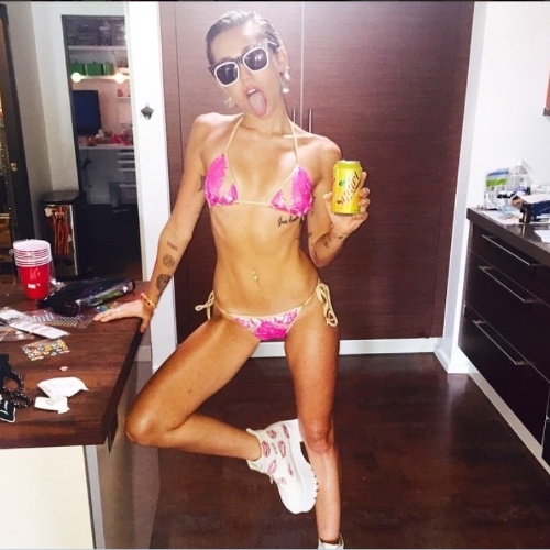 1.jun.2015 - Na noite desta segunda-feira, a cantora Miley Cyrus postou uma foto em seu Instagram em que aparece de biquíni e óculos escuros