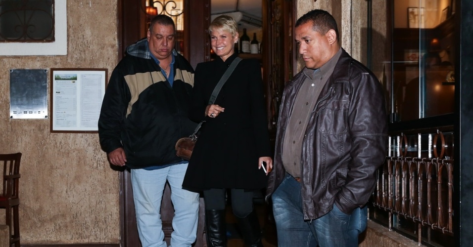 1.jun.2015 - Xuxa Meneghel deixa restaurante no Itaim Bibi, zona sul de São Paulo, na noite desta segunda-feira, acompanhada de dois seguranças
