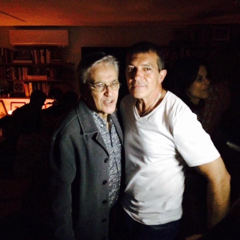 2.jun.2015 - Caetano Veloso posa ao lado do astro Antonio Banderas. Segundo o perfil do cantor, a foto foi tirada na casa do artista plástico Vik Muniz