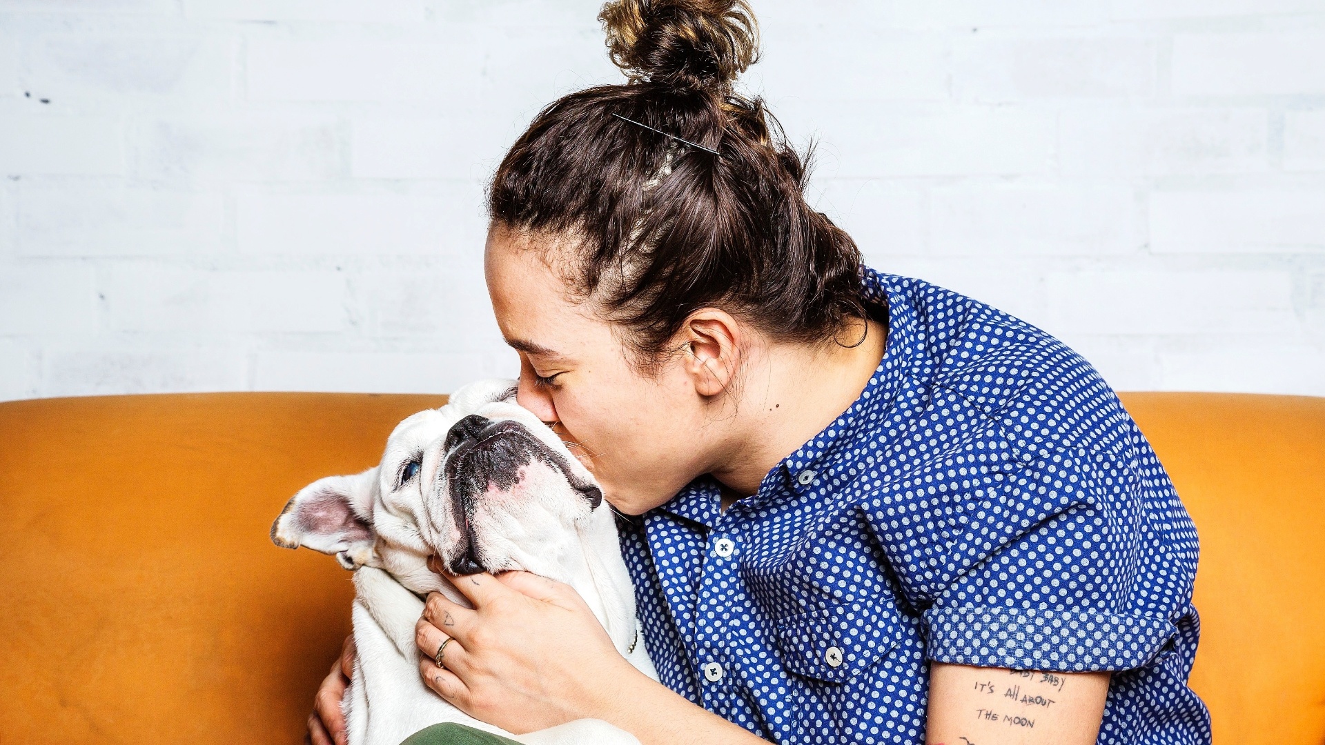 2.jun.2015 - Maria Gadú e sua cachorrinha Amora, da raça bulldog - Ivo Gonzalez/UOL