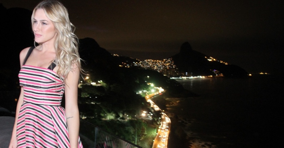 2.jun.2015- Fiorella Matheis chegou atrasada para a festa de Antonio Banderas, no Rio: "Falei que só poderia chegar essa hora porque estava gravando 'Vai que Cola'", justificou