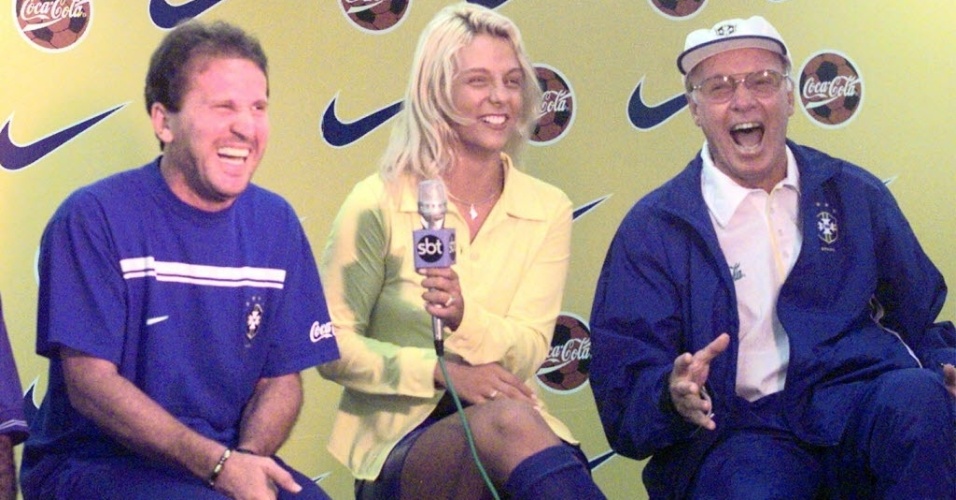Em 1998, Carla Perez entrevista Zico e o técnico Zagallo para o SBT em Teresópolis