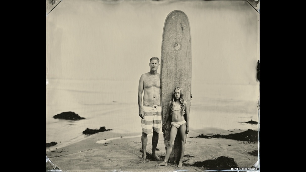 O fotógrafo americano Joni Sternbach desenvolveu durante nove anos um projeto fotográfico que criou retratos usando o antigo processo de colódio úmido. Os retratos mostram surfistas e a cultura do surfe pelo mundo - Joni Sternbach