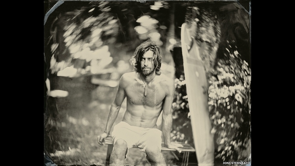 O fotógrafo americano Joni Sternbach desenvolveu durante nove anos um projeto fotográfico que criou retratos usando o antigo processo de colódio úmido. Os retratos mostram surfistas e a cultura do surfe pelo mundo - Joni Sternbach