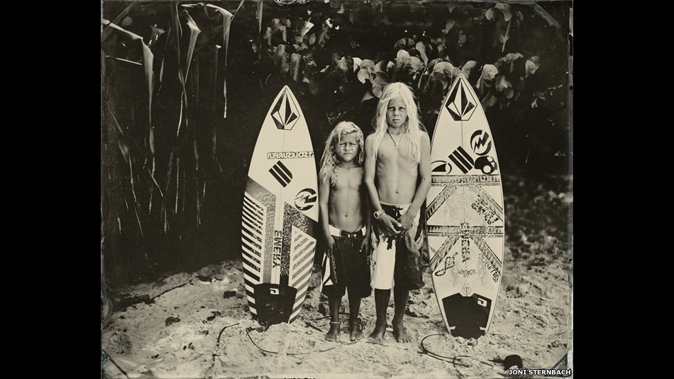 O fotógrafo americano Joni Sternbach desenvolveu durante nove anos um projeto fotográfico que criou retratos usando o antigo processo de colódio úmido. Os retratos mostram surfistas e a cultura do surfe pelo mundo - Joni Sternbach