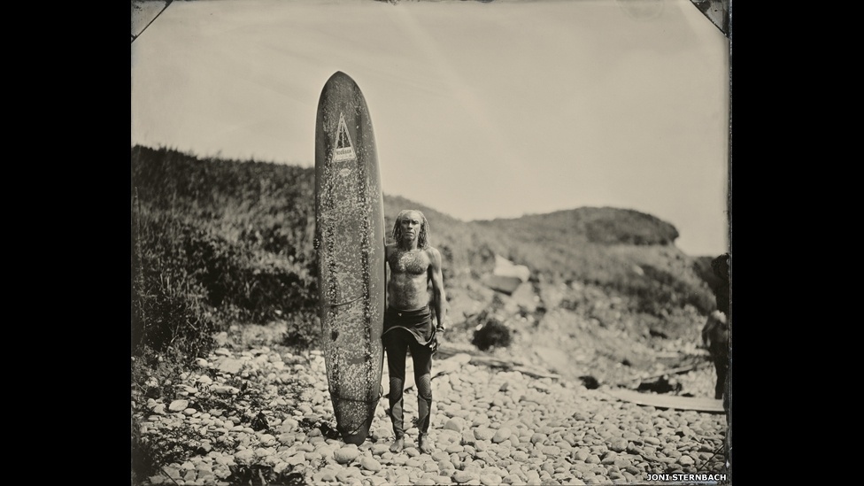 O fotógrafo americano Joni Sternbach desenvolveu durante nove anos um projeto fotográfico que criou retratos usando o antigo processo de colódio úmido. Os retratos mostram surfistas e a cultura do surfe pelo mundo - Joni Sternbach