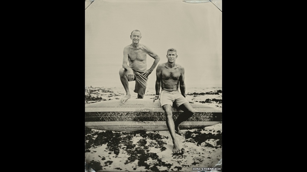 O fotógrafo americano Joni Sternbach desenvolveu durante nove anos um projeto fotográfico que criou retratos usando o antigo processo de colódio úmido. Os retratos mostram surfistas e a cultura do surfe pelo mundo - Joni Sternbach