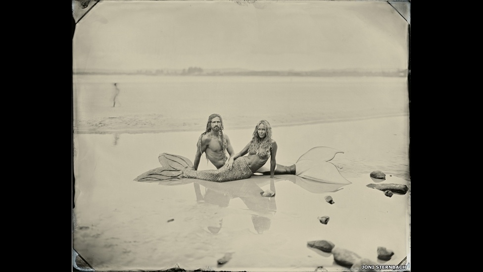 O fotógrafo americano Joni Sternbach desenvolveu durante nove anos um projeto fotográfico que criou retratos usando o antigo processo de colódio úmido. Os retratos mostram surfistas e a cultura do surfe pelo mundo - Joni Sternbach