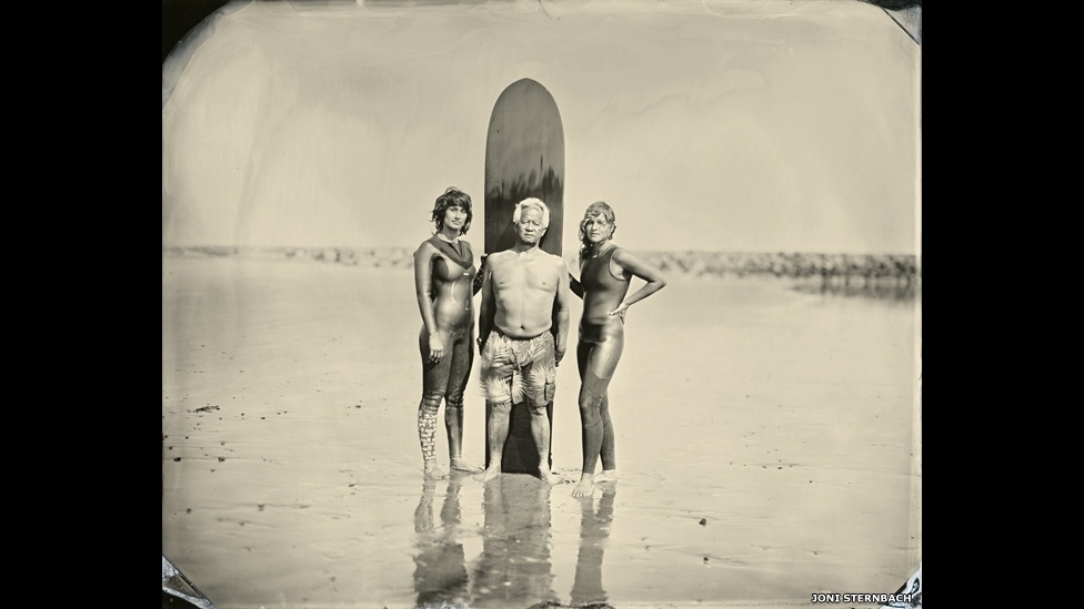 O fotógrafo americano Joni Sternbach desenvolveu durante nove anos um projeto fotográfico que criou retratos usando o antigo processo de colódio úmido. Os retratos mostram surfistas e a cultura do surfe pelo mundo. Na foto, Kassia, Donald e Jen em Oceanside, Califórnia - Joni Sternbach