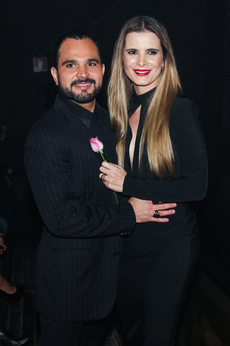 2.jun.2015 - Luciano Camargo presenteia a mulher, Flavia Fonseca, no lançamento do CD e DVD "Flores em Vida", da dupla Zezé e Luciano, na noite desta terça-feira, no Theatro Net SP, na zona sul de São Paulo - Manuela Scarpa/Photo Rio News
