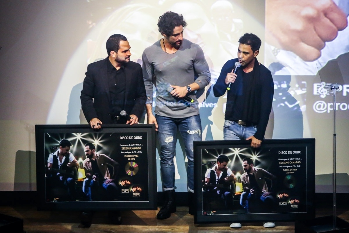 2.jun.2015 - Marcos Mion entrega prêmio a Zezé di Camargo e Luciano no lançamento do CD e DVD "Flores em Vida" da dupla na noite desta terça-feira, no Theatro Net SP, na zona sul de São Paulo - Manuela Scarpa/Photo Rio News