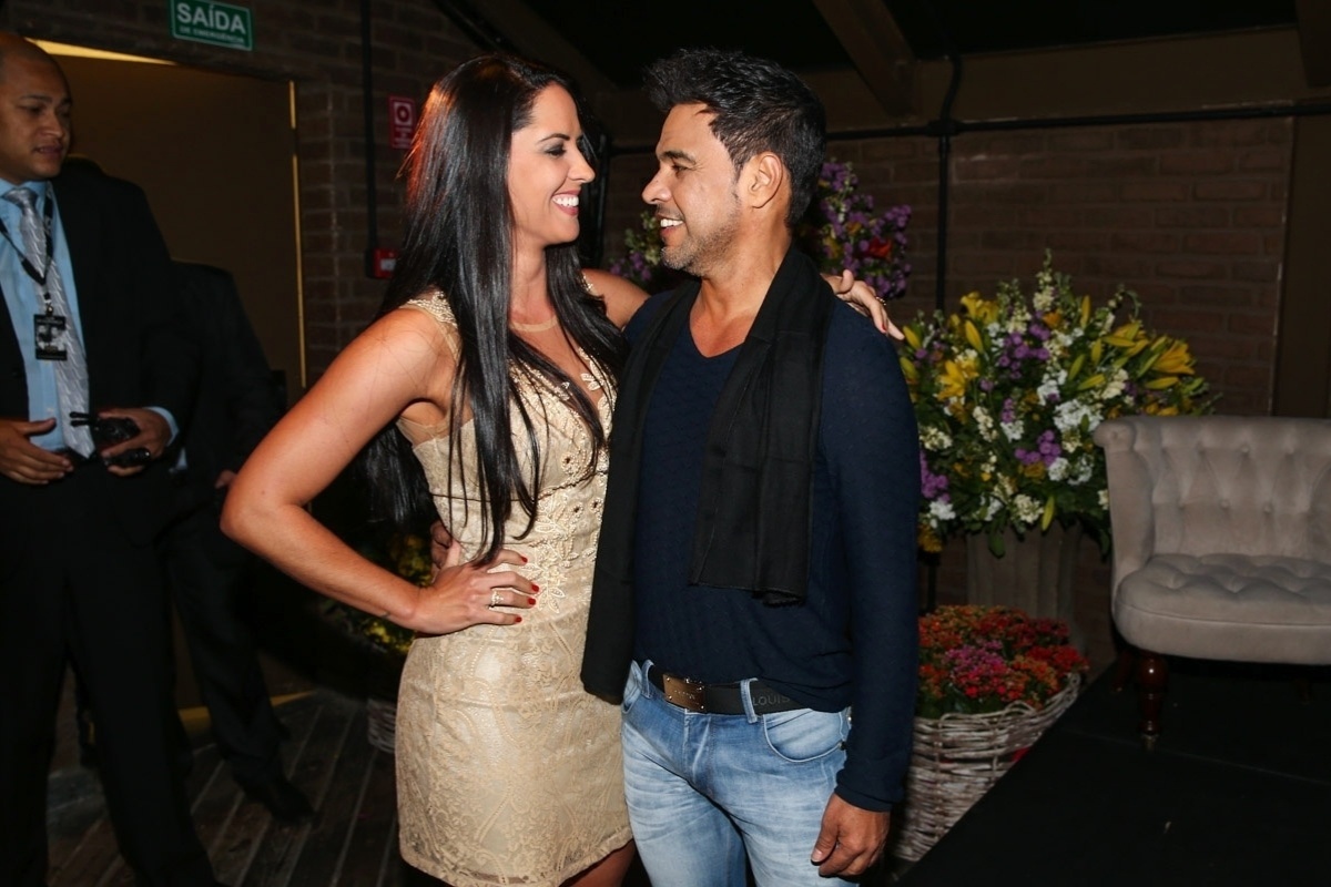 2.jun.2015 - Zezé di Camargo recebe a namorada, Graciele Lacerda, no lançamento do CD e DVD "Flores em Vida", da dupla Zezé e Luciano, na noite desta terça-feira, no Theatro Net SP, na zona sul de São Paulo - Manuela Scarpa/Photo Rio News