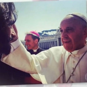 Santoro é abençoado pelo papa Francisco, no Vaticano - Reprodução/Instagram/TV Globo