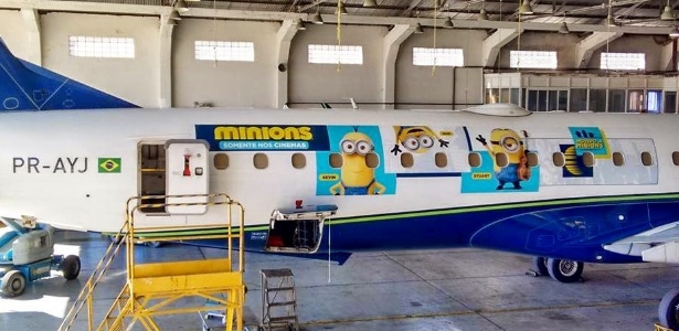 Aeronave Embraer 195, matrícula PR-AYJ, recebeu adesivo da animação "Minions" - Divulgação