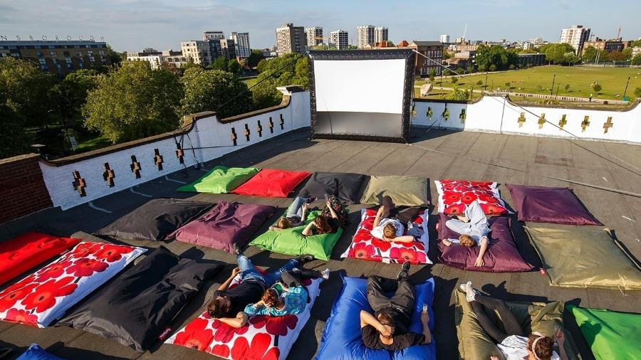A dedicação do londrino ao cinema, com direito a sessões ao ar livre no verão, não passou despercebida - Divulgação/Pillow Cinema
