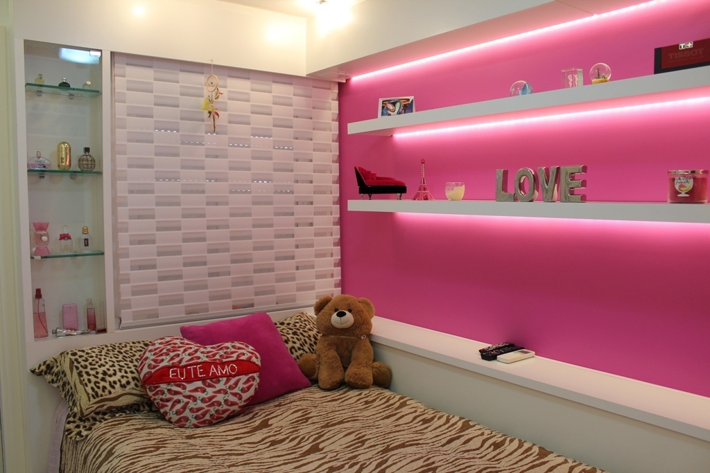 Feito sob medida para uma adolescente de 17 anos, o espaço com 7,3 m² foi idealizado pela arquiteta Pammela Resende Menezes. O projeto contabilizou área para o armazenamento de produtos de beleza, maquiagem e enfeites, além de uma cama de viúva com baú encostada na parede. A cortina, junto à cabeceira, é do tipo rolô em tecido vazado - Divulgação