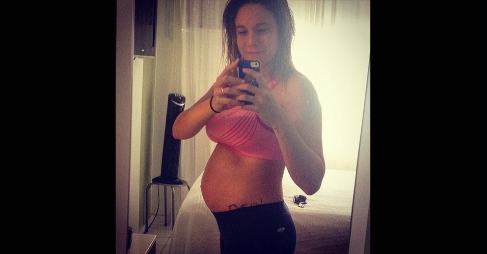 3.jun.2015 - Antes de dormir, a apresentadora Fernanda Gentil faz um selfie em frente ao espelho para exibir o barrigão de sete meses de gravidez. Com cabelos molhados, ela postou a imagem no Instagram, na noite desta quarta-feira