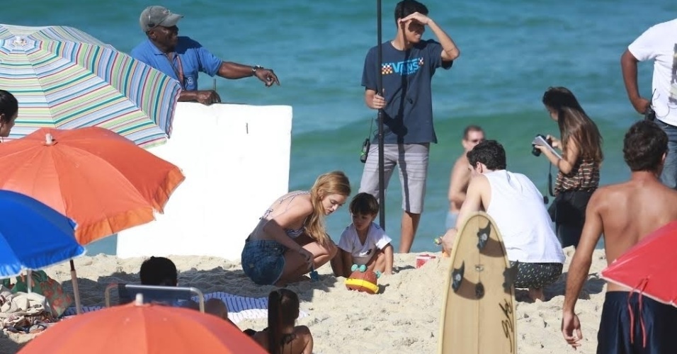 4.jun.2015 - Isabelle Drummond e Michel Noher gravam cenas de "Sete Vidas" na praia da Barra da Tijuca, no Rio