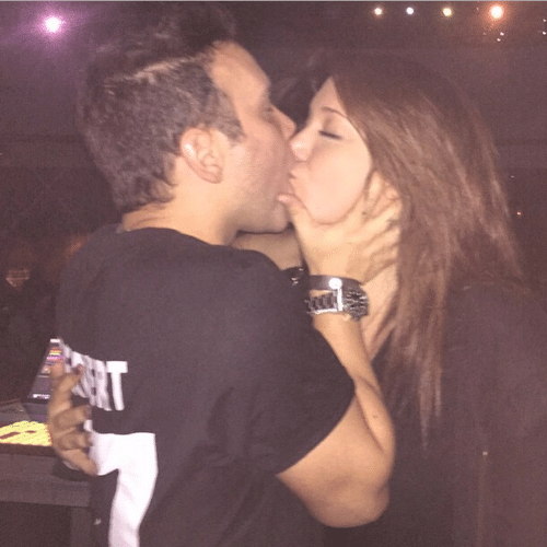 4.jun.2015 - O apresentador da RedeTV! Matheus Mazzafera beija uma mulher desconhecida em foto postada por ele mesmo no Instagram, na madrugada desta quinta-feira