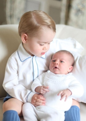 Príncipe George com a irmã recém-nascida, a princesa Charlotte