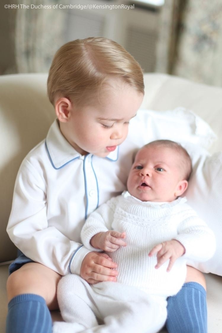 6.jun.2015 - Família britânica publica primeira foto da princesa Charlotte ao lado do irmão, o príncipe George