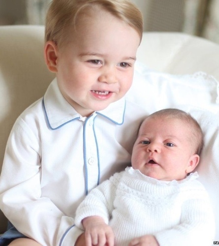 6.jun.2015 - Família britânica publica primeiras fotos da princesa Charlotte ao lado do irmão, o príncipe George