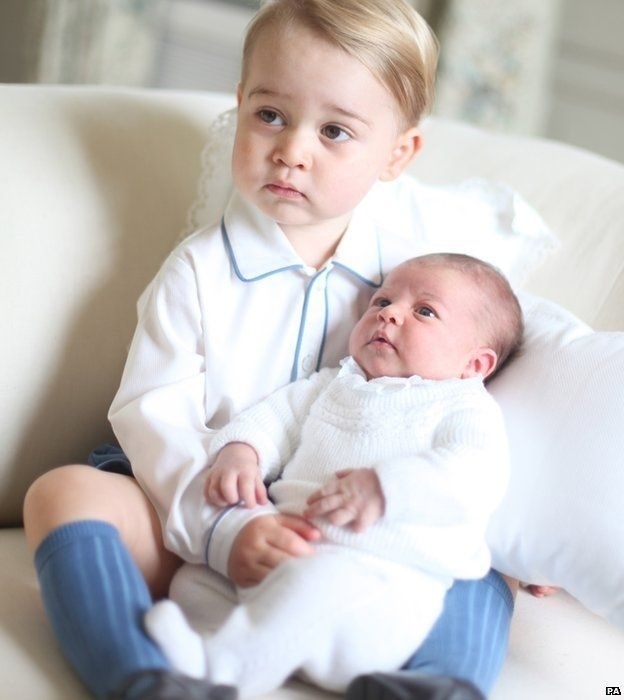 6.jun.2015 - Família britânica publica primeiras fotos da princesa Charlotte ao lado do irmão, o príncipe George