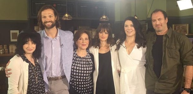 A criadora de "Gilmore Girls", Amy Sherman-Palladino, posa com os atores Jared Padalecki, Kelly Bishop, Alexis Bledel, Lauren Graham e Scott Peterson no evento que reuniu o elenco após oito anos do fim da série