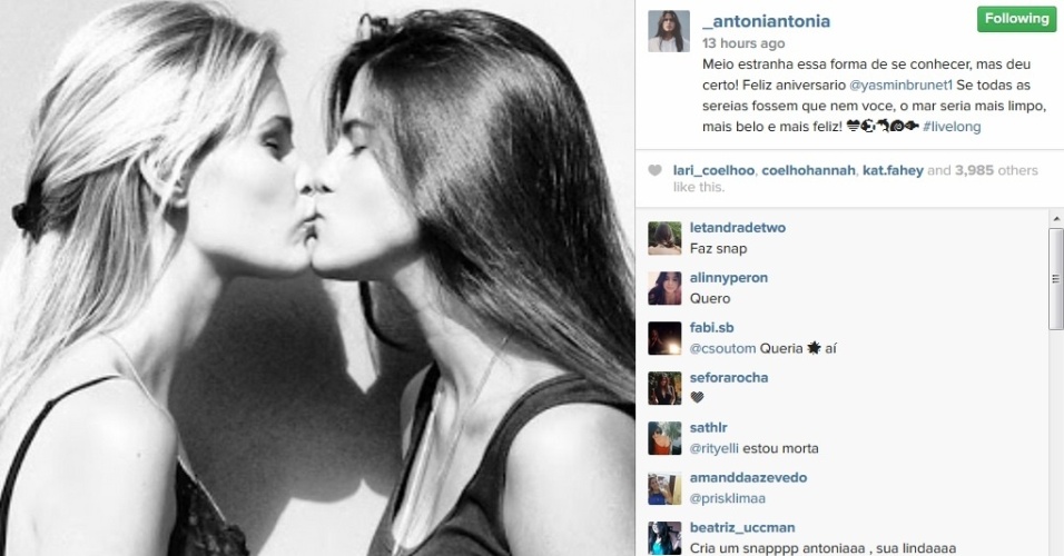 7.jun.2015 - Antonia Morais dá selinho em Yasmin Brunet em foto postada no Instagram