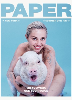 Miley Cyrus surge nua, suja de lama e acompanhada de seu porco de estimação, Bubba Sue, em capa de revista