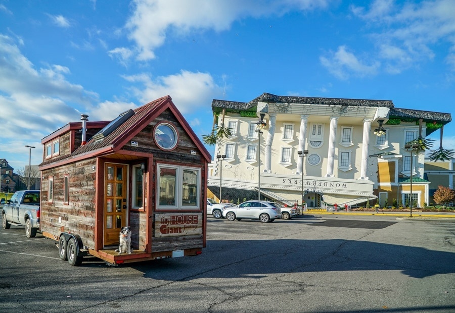 A construção da Tiny House, um trailer pensado para cruzar os Estados Unidos, custou cerca de US$ 30 mil, incluindo a estrutura em madeira, as janelas isolantes para enfrentar invernos rigorosos e os demais materiais empregados (inclusive hidráulicos). Na conta entram também os churrascos para os amigos, que ajudaram Jenna Spesard e Guillaume Dutilh na empreia que durou mais de mil horas - Divulgação