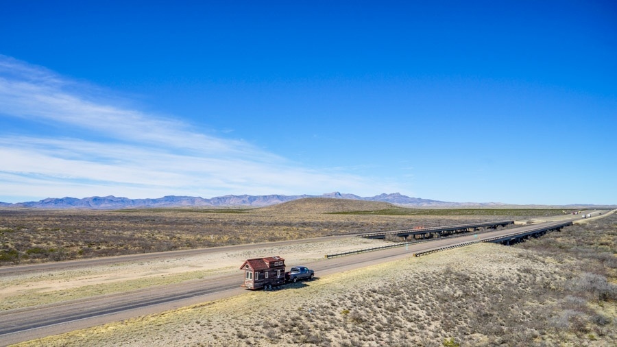 A Tiny House foi pensada para uma vida de viagens: era preciso ser leve e oferecer conforto para o casal de norte-americanos Jenna Spesard e Guillaume Dutilh. O trailer já cruzou as estradas do Texas, nos EUA, e mede seis metros de comprimento por quatro metros de altura (dimensões externas). Sobre as rodas, a largura externa é de, aproximadamente, 2,5 metros - Divulgação
