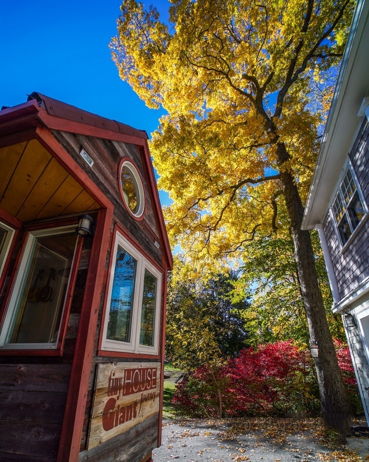 As janelas são todas vinílicas - leves e isolantes -, para resistir a baixas temperaturas. O modelo é o Premium Vinyl V-4500, da Jeld-Wen Windows&Doors. O projeto da Tiny House foi adaptado pelo casal Jenna Spesard e Guillaume Dutilh - Divulgação