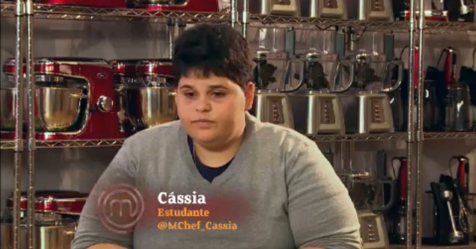 Cássia Castro é eliminada do "MasterChef" após preprarar um frango cru