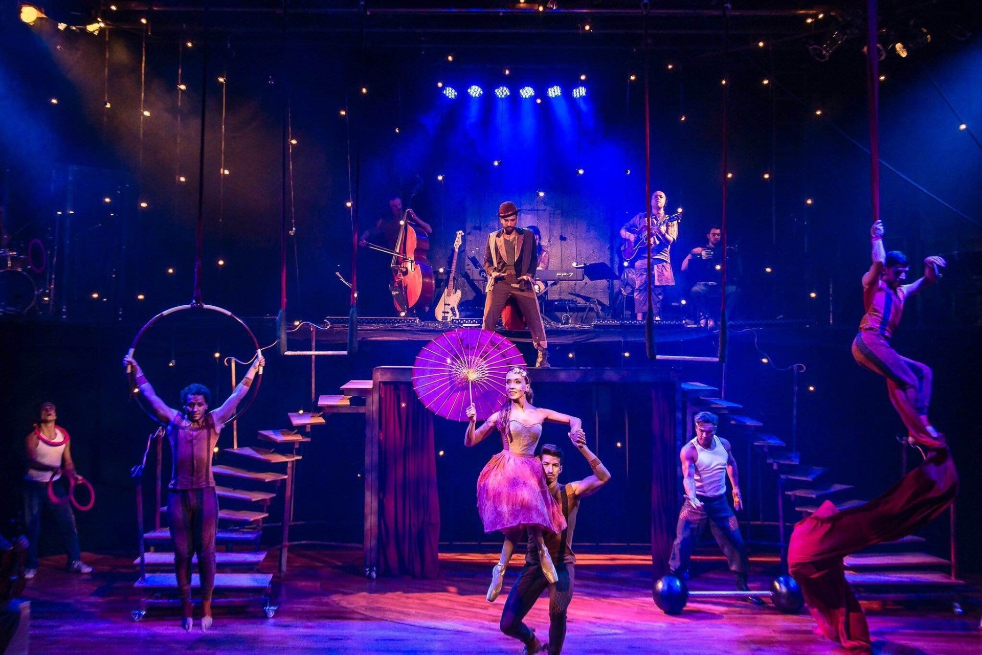 Cena do musical "Lisbela e o Prisioneiro", que conta com vários números circenses - Divulgação