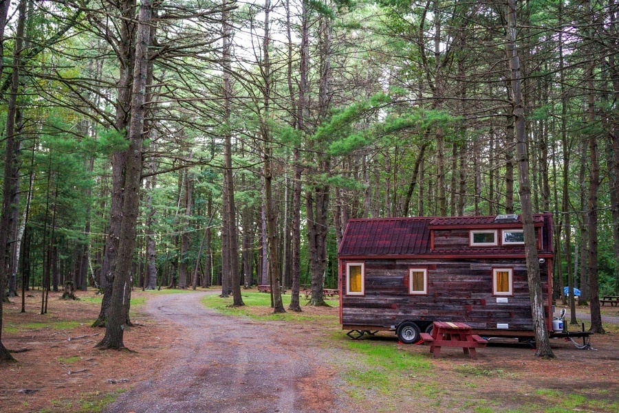 Cheio - o que inclui todos os pertences do casal Jenna Spesard e Guillaume Dutilh e encanamentos hidráulicos cheios de gás (sistema de aquecimento) e água -, o trailer (Tiny House) tem peso total que ultrapassa 4,5 toneladas. O casal vive viajando e já esteve no norte do estado de Nova York, nos EUA - Divulgação