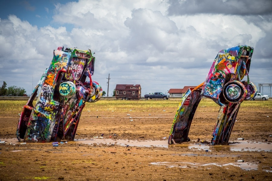 Na construção do trailer foram consumidos mais de 6.500 pregos, oito mil porcas e 55 vidros de espuma de poliuretano expandido, para vedação e isolamento de pisos, portas e janelas. Segundo Jenna Spesard e Guillaume Dutilh, donos da Tiny House e viajantes pelas estradas dos EUA, o número de latas de cerveja consumido durante o processo construtivo é "incontável" - Divulgação