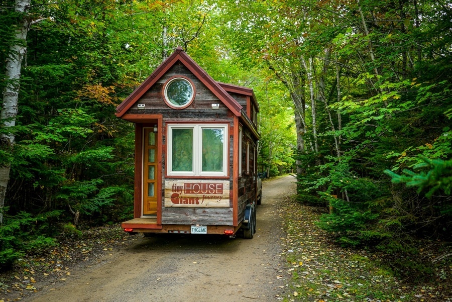 O revestimento externo da Tiny House é feito com tábuas de madeira reaproveitadas com mais de 75 anos de uso, retiradas de um velho celeiro em Wisconsin, nos EUA. O fornecedor foi a E&K Vintage Woods. A porta da frente, em mogno, foi comprada no Buymydoors.com. O projeto para o trailer foi estudado, desenvolvido e adaptado pelo casal Jenna Spesard e Guillaume Dutilh - Divulgação