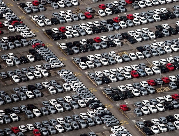 Pátio da Volkswagen lotado em São José dos Campos (SP): com queda de cerca de 20% nas vendas, setor de automóveis é um dos que mais sofrem com retração na economia - Roosevelt Cassio /Reuters
