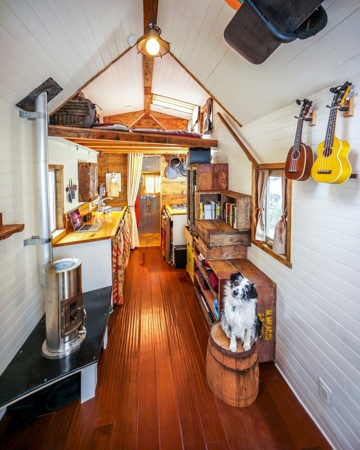 Por dentro, o trailer não tem mais do que dois metros de largura, já o pé-direito mede pouco mais de três metros. O espaço é suficiente para Jenna Spesard e Guillaume Dutilh, casal de norte-americanos que atravessa os Estados Unidos viajando, na companhia de Salies, o cãozinho - Divulgação