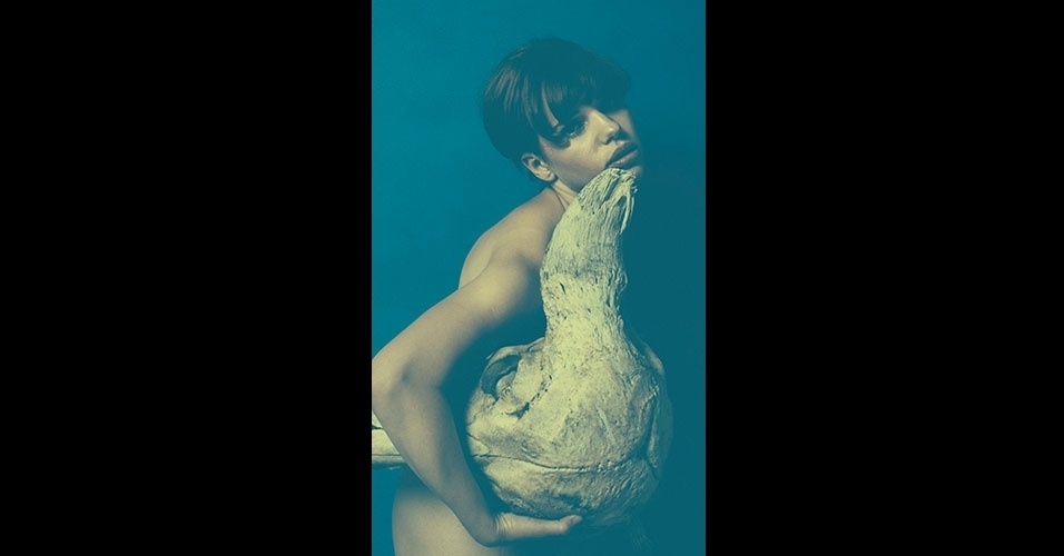 9.jun.2015 - A revista "#1" divulga mais uma foto do ensaio nu da atriz Bruna Linzmeyer. A publicação já está à venda por R$ 300. São 60 páginas e apenas 160 exemplares. Segundo Bruna, as imagens não foram retocadas com Photoshop
