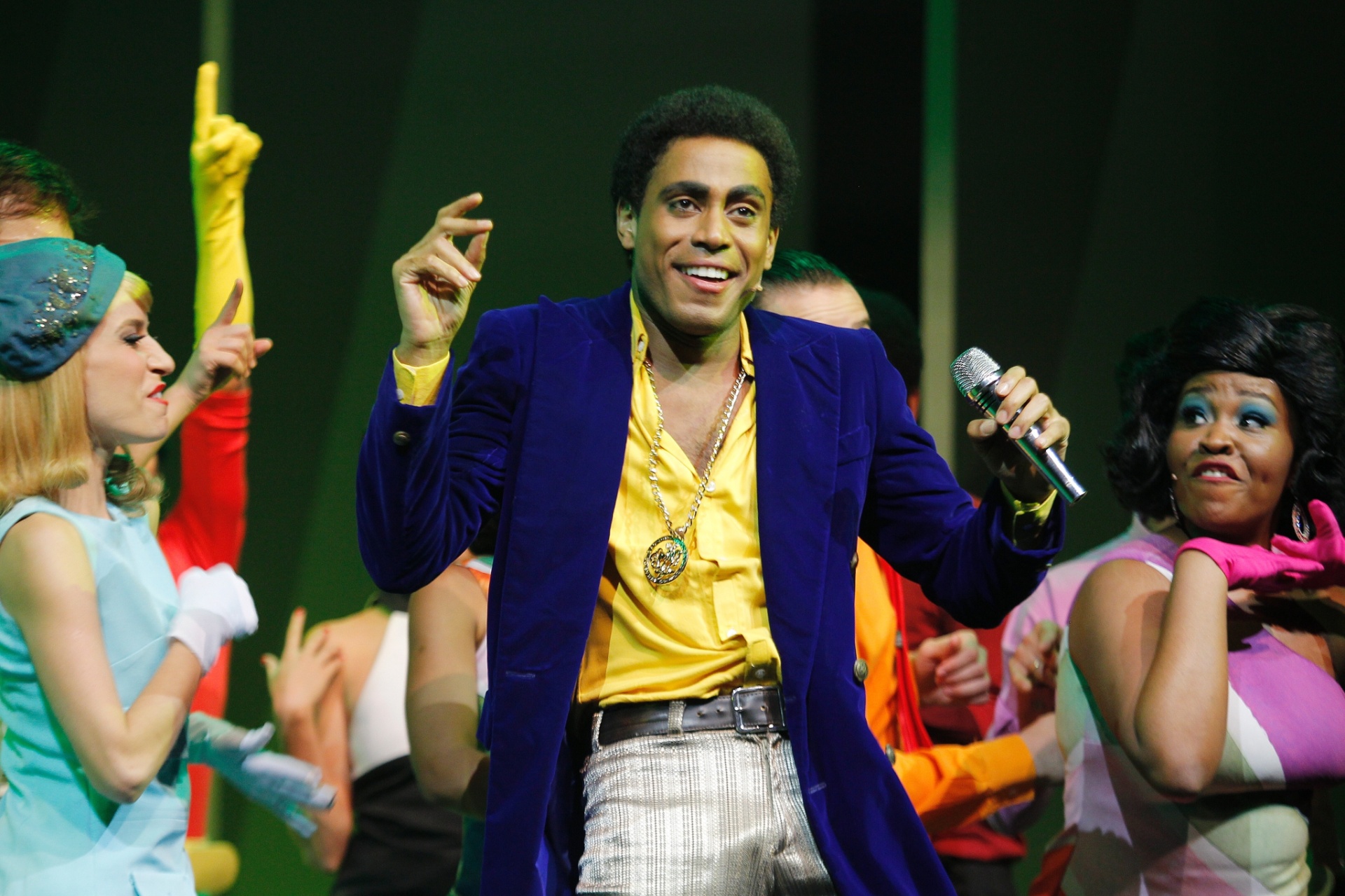 9.jun.2015 - Cena de "S'Imbora, o Musical - A História de Wilson Simonal" que conta a história de um dos artistas mais controversos da música brasileira. Após temporada no Rio, onde foi visto por mais de 50 mil pessoas, o musical chega a São Paulo com Ícaro Silva no papel de Simonal, que foi um dos maiores cantores do país e teve sua carreira desestruturada por assuntos ligados à ditadura militar - Reinaldo Canato/UOL