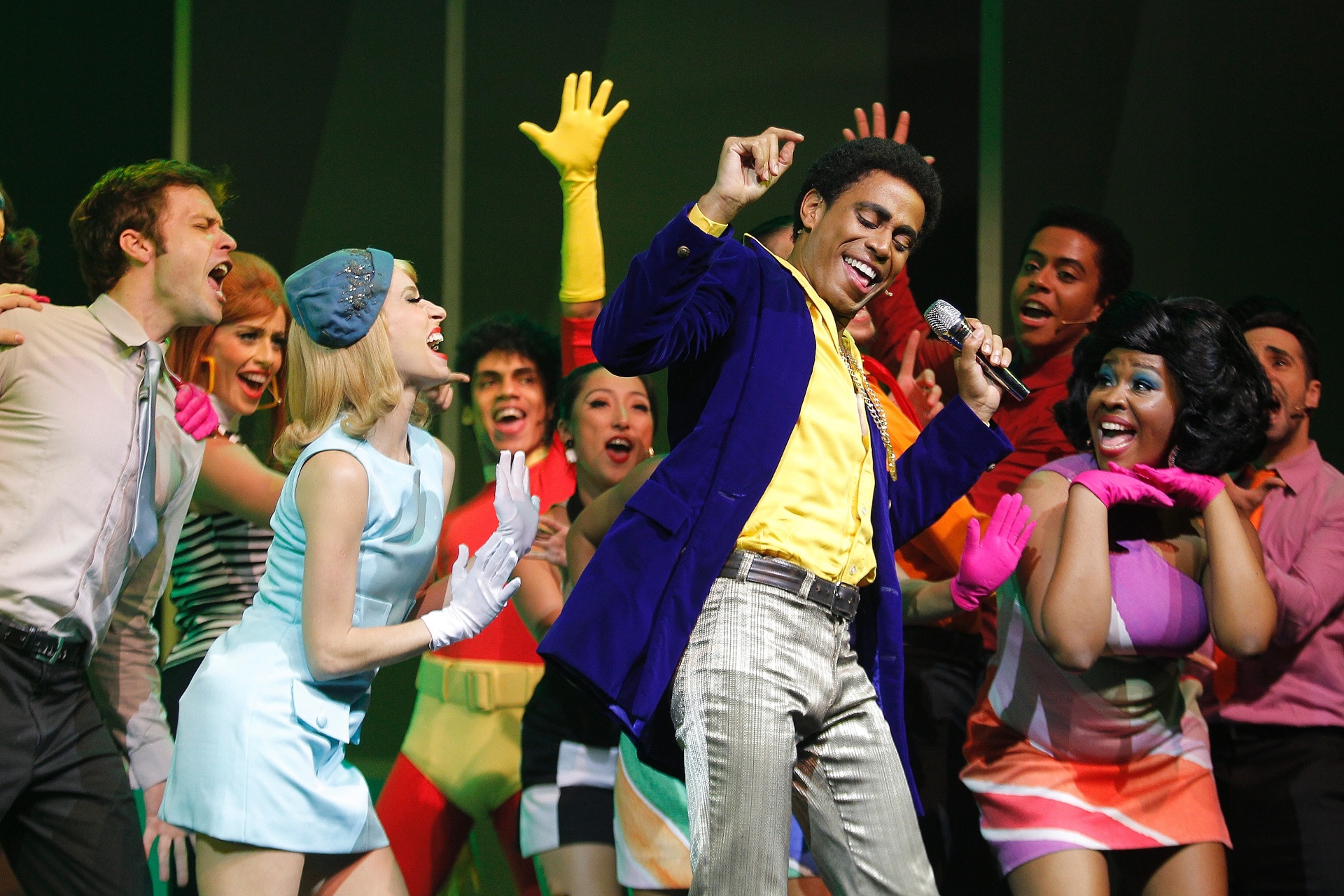 9.jun.2015 - Ícaro Silva que já viveu Jair Rodrigues no musical de Elis Regina, agora interpreta Wilson Simonal em "S'Imbora, o Musical - A História de Wilson Simonal" - Reinaldo Canato/UOL