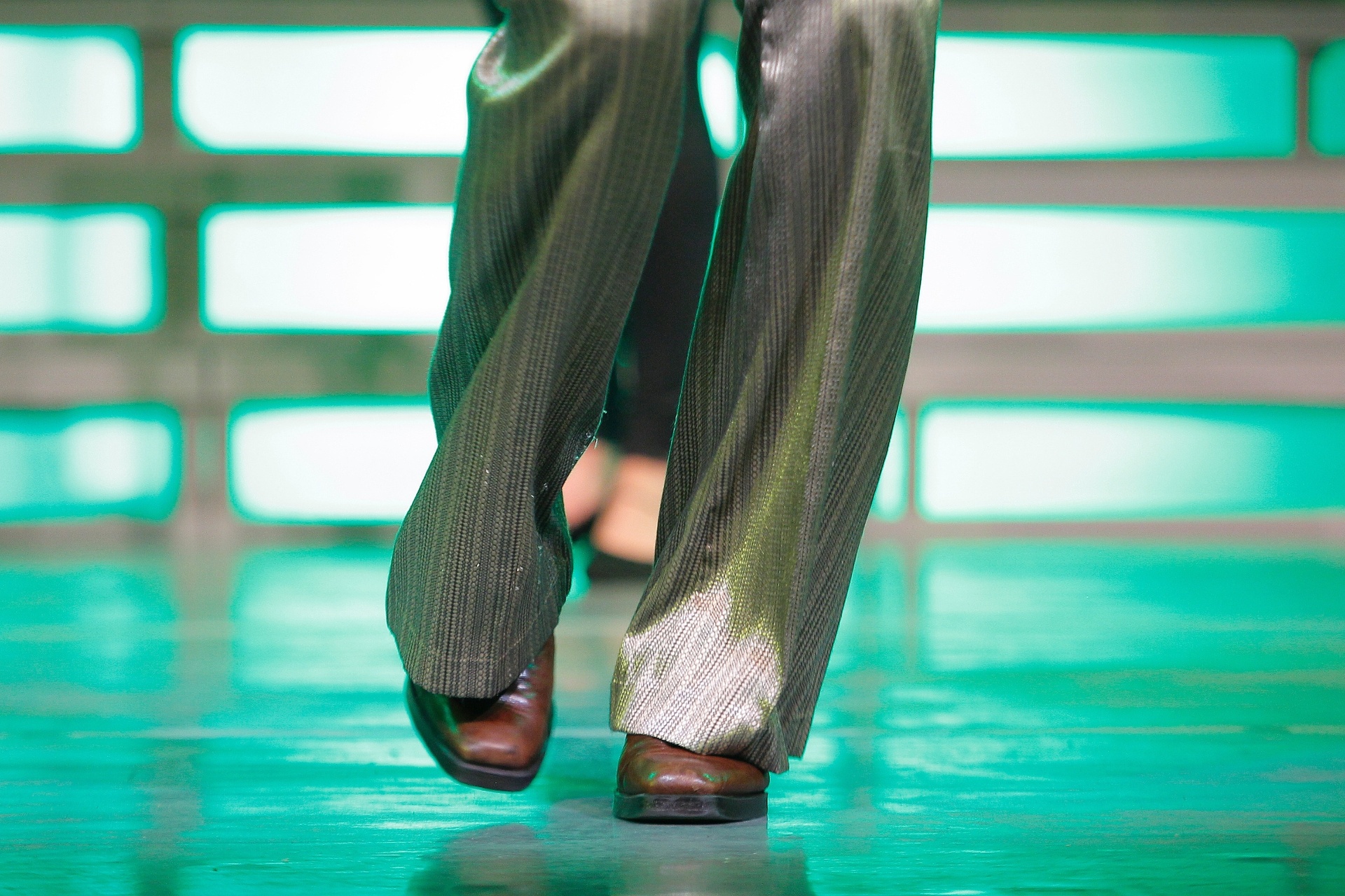 9.jun.2015 - O protagonista Ìcaro Silva dança em "S'Imbora, o Musical - A História de Wilson Simonal" - Reinaldo Canato/UOL